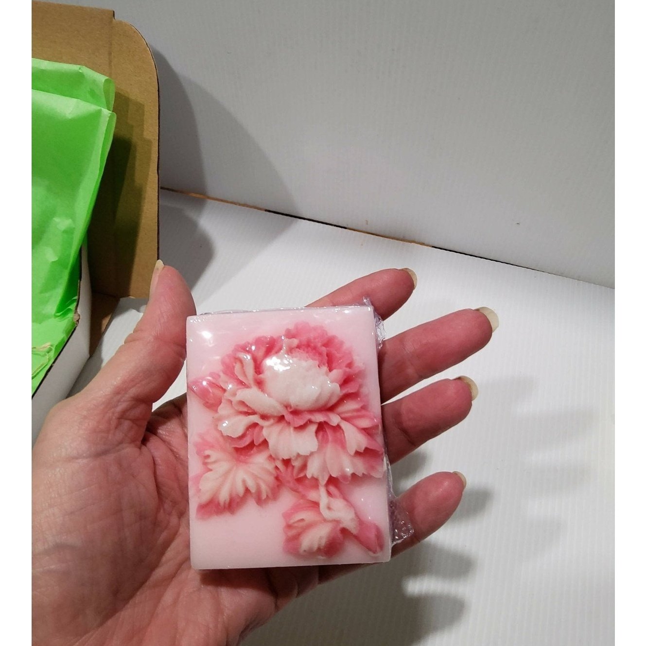 Handmade Soap - Square - Flowers x 3 Soaps - Giftbox - No Palm Oil - Vegan Friendly - Free Shipping - AMD Touring